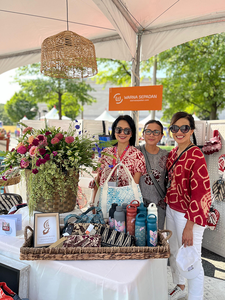 Warna Sepadan: Indonesian Artisan Collections in America